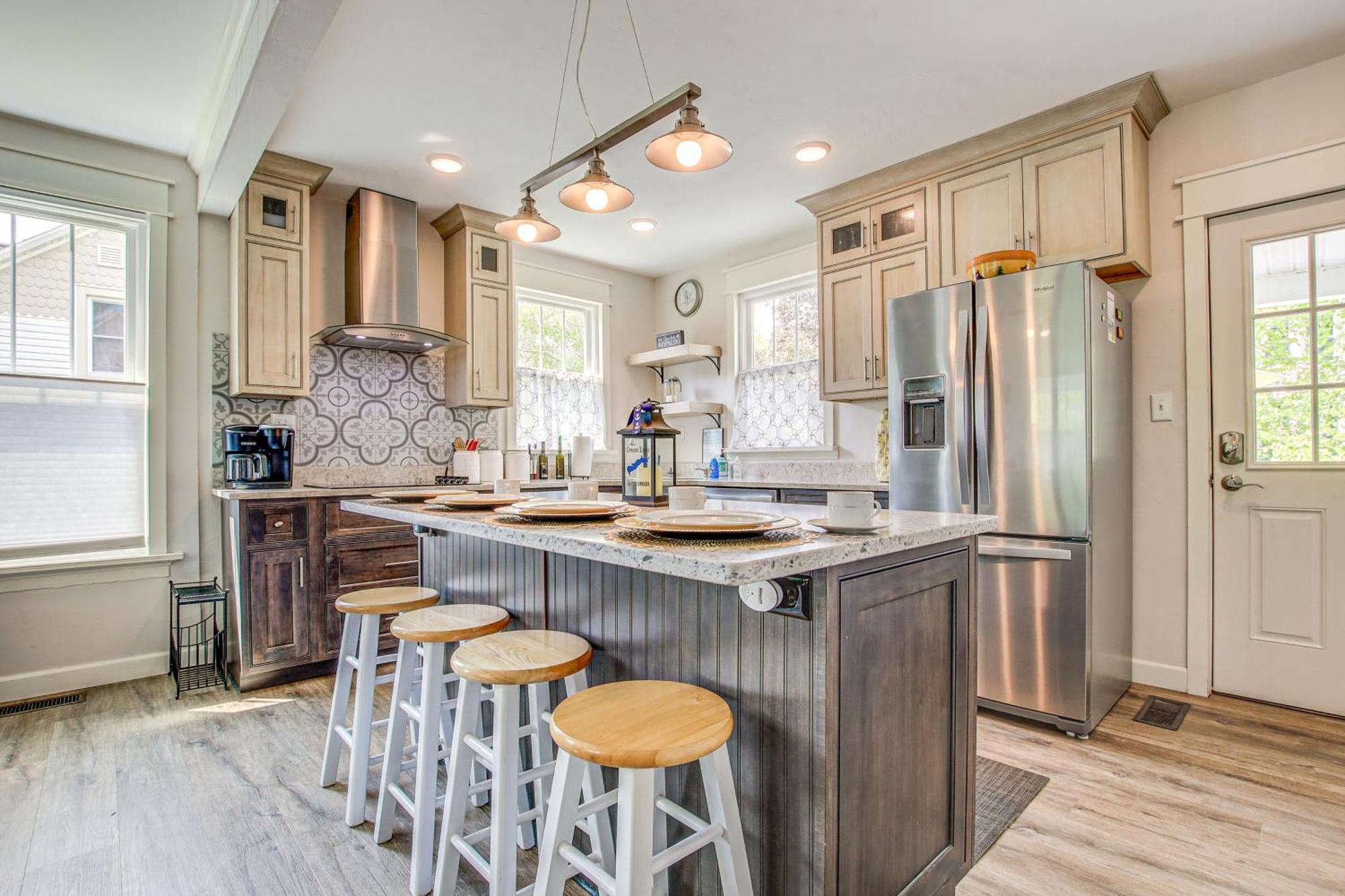 Lavish House With Patio - 2 Blocks To Green Lake! Экстерьер фото